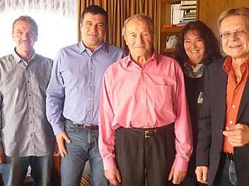 Gratulation zum 85. Geburtstag von Heinrich Müller in Friesen: von links Dieter Propp (Schwiegersohn), Guido Müller (Sohn), Jubilar Heinrich Müller, Judith Propp (Tochter), Bürgermeister Wolfgang Beiergrößlein  Foto: K.-H. Hofmann