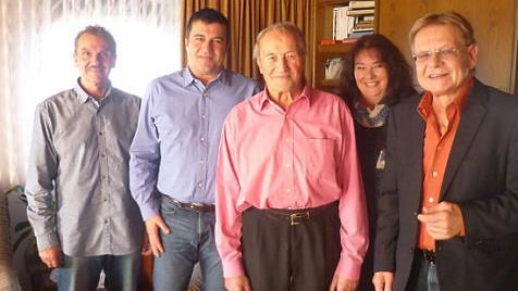 Gratulation zum 85. Geburtstag von Heinrich Müller in Friesen: von links Dieter Propp (Schwiegersohn), Guido Müller (Sohn), Jubilar Heinrich Müller, Judith Propp (Tochter), Bürgermeister Wolfgang Beiergrößlein  Foto: K.-H. Hofmann