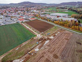 Scheßlitz erschließt gerade neue Gewerbeflächen. Zwischen Rewe-Parkplatz und Norma entsteht eine der beiden Zufahrten.  Foto: Timo Stöhr