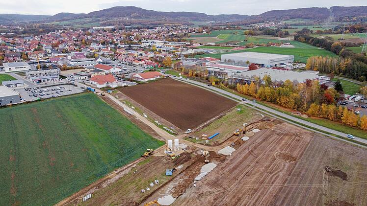 Scheßlitz erschließt gerade neue Gewerbeflächen. Zwischen Rewe-Parkplatz und Norma entsteht eine der beiden Zufahrten.  Foto: Timo Stöhr