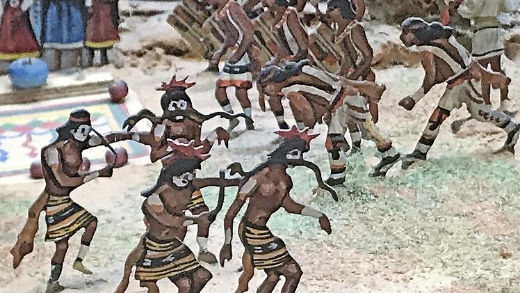 Hopi-Indianer bei ihrem Regenmachertanz: Zwischen den Zähnen halten sie lebende Klapperschlangen, die weit aus den Mündern herausragen.