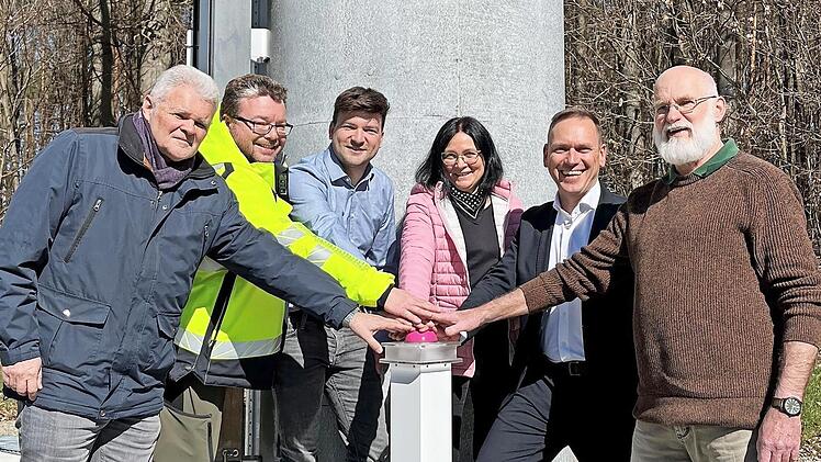 Der neue Funkturm bei Hassenbach ist in Betrieb gegangen. (von links ) Horst Geier, Hartmut Vierle, Christoph Huber, Nicole Wehner, Mario Götz und Thomas Schuhmann drücken den Buzzer für den Start.