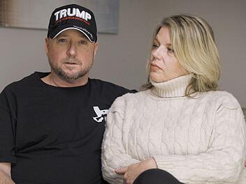 Guy Reffitt mit seiner Frau Nicole, die sich seiner politischen Radikalisierung angeschlossen hat. "Guy hat sich verliebt", so sagt sie - und meint damit Trump.