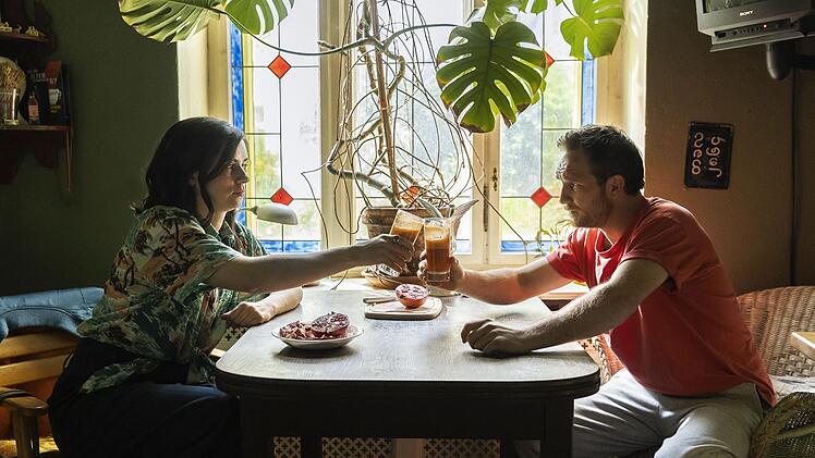 Mark (Frederick Lau) will Helena (Nora Tschirner) beweisen, dass er problemlos einen gesunden Lebensstil f&uuml;hren kann.