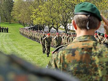 Brigadegeneral Heinrich Fischer (links) und Brigadegeneral Hans Günter Engel schreiten die Formation ab. Fotos: Arkadius Guzy