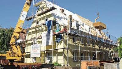 Das Gebäude Friedrich-Müller-Straße 8 bekommt ein neues Dach.