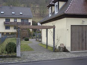 Ein Anbau am Feuerwehrhaus in Richtung Garten soll Engenthal einen Bürgertreff geben. Gerätschaften könnten in der im vorigen Jahr fertiggestellten Doppelgarage Platz finden. Foto: Ehling