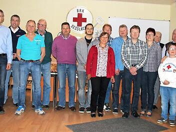 Seßlacher, die 25, 50, 75, 100 oder 125 Mal Blut gespendet haben, wurden am Samstagabend im Dietersdorfer Haus der Bäuerin von Bürgermeister Martin Mittag (links) und dem stellvertretenden BRK-Kreisbereitschaftsleiter Wolfram Krause (3. v. l.) ausgezeichnet. Den Spitzenwert von 125 Blutspenden erreichte Richard Beetz (3. v. r.). Foto: Bettina Knauth