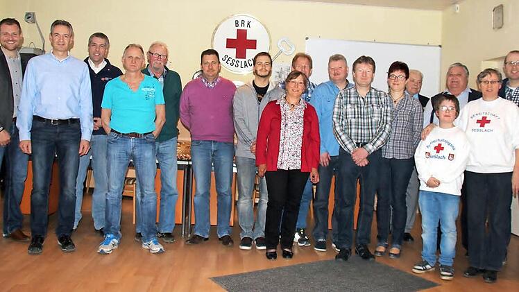 Seßlacher, die 25, 50, 75, 100 oder 125 Mal Blut gespendet haben, wurden am Samstagabend im Dietersdorfer Haus der Bäuerin von Bürgermeister Martin Mittag (links) und dem stellvertretenden BRK-Kreisbereitschaftsleiter Wolfram Krause (3. v. l.) ausgezeichnet. Den Spitzenwert von 125 Blutspenden erreichte Richard Beetz (3. v. r.). Foto: Bettina Knauth
