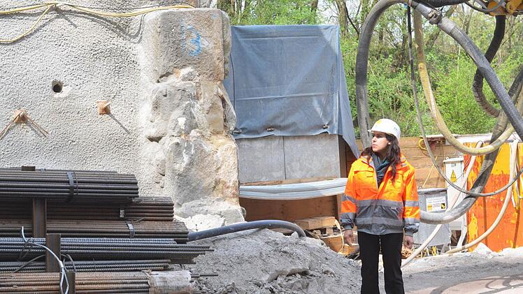 Bauingenieurin Mothla Khojanema besichtigt "ihre Baustelle".  Foto: Nikolas Pelke