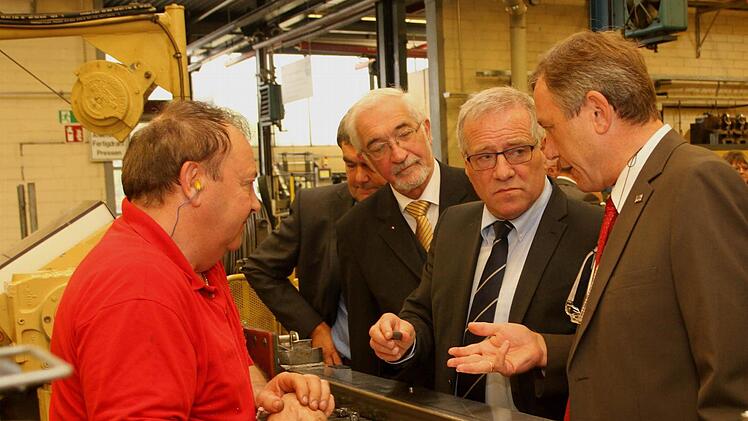 Der Leiter der Tonnenrollenfertigung, Michael Loibersbeck (rechts), und ein Mitarbeiter im Gespräch über den Arbeitrsvorgang. Foto: Günther Geiling