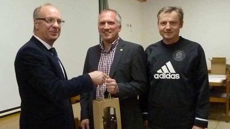 Im Namen des BLSV-Kreisverbandes verabschiedete Gerald Makowski (links) den langjährigen Sportabzeichen-Referenten Stefan Hornung und dankte dem Nachfolger Uwe Derra (rechts) für die Übernahme dieses Amtes innerhalb der BLSV-Kreisvorstandschaft. Fotos: Sabine Weinbeer