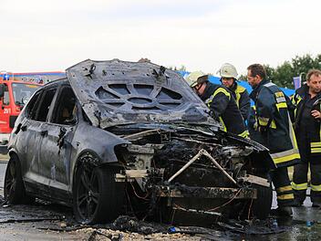 Nachdem der Fahrer sein Auto in Buttenheim abgestellt hatte, ging es plötzlich in Flammen auf. Foto: Ferdinand Merzbach
