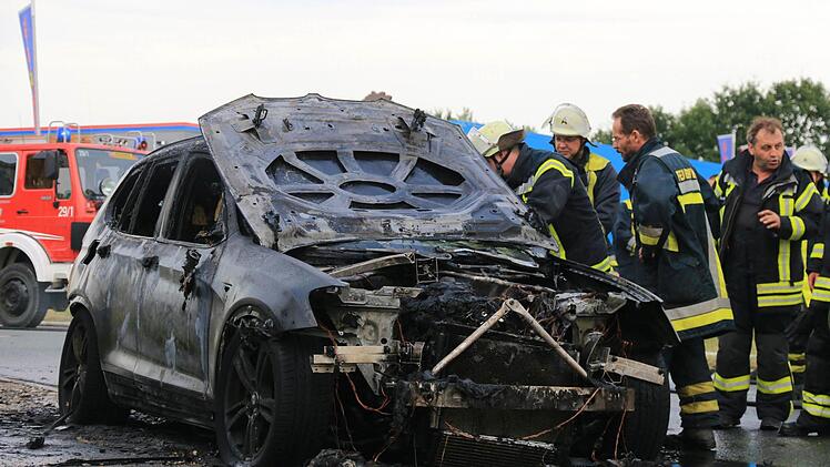 Nachdem der Fahrer sein Auto in Buttenheim abgestellt hatte, ging es plötzlich in Flammen auf. Foto: Ferdinand Merzbach