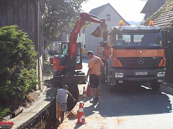 Es gibt kein Durchkommen: Die Döllnitzer Ortsdurchfahrt ist Baustelle und für den Durchgangsverkehr gesperrt. Fotos: Alexander Hartmann