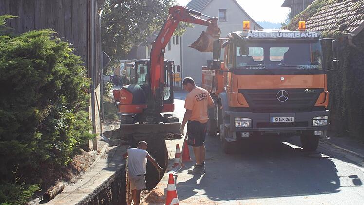 Es gibt kein Durchkommen: Die Döllnitzer Ortsdurchfahrt ist Baustelle und für den Durchgangsverkehr gesperrt. Fotos: Alexander Hartmann