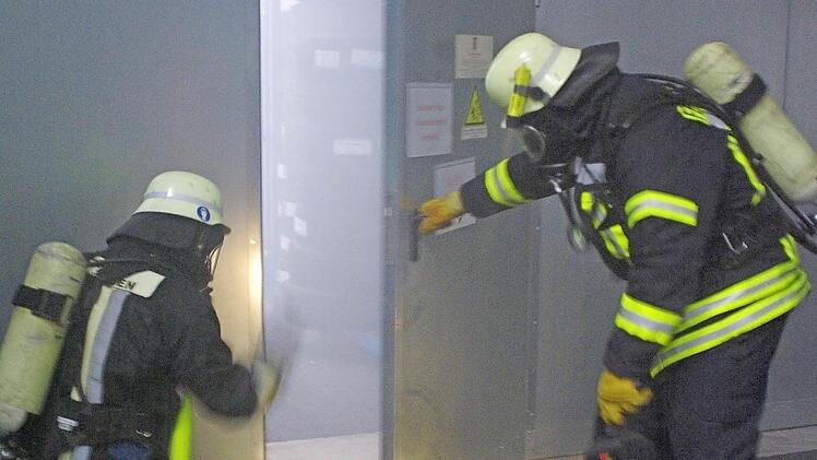 Westheimer Atemschutzträger dringen bei der Suche nach vermeintlichen Opfern bei einer Übung in eine überhitzte und verqualmte Sektion ein. Foto: Winfried Ehling/Archiv