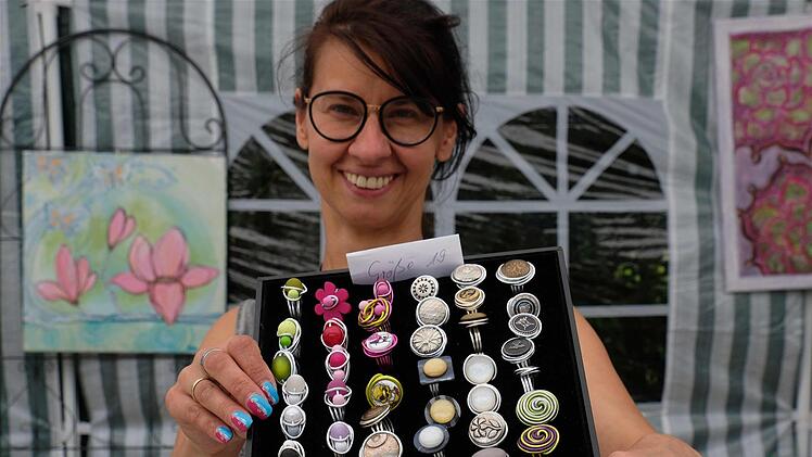Carmen Kanth zeigte ihren selbst gefertigten Modeschmuck.  Foto: Gerd Schaar