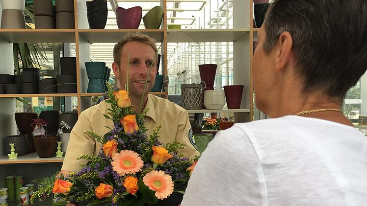 Der Leiter der Ebracher Gef&auml;ngnis-G&auml;rtnerei Matthias Donhauser &uuml;bergibt eine Bestellung.Anette Schreiber