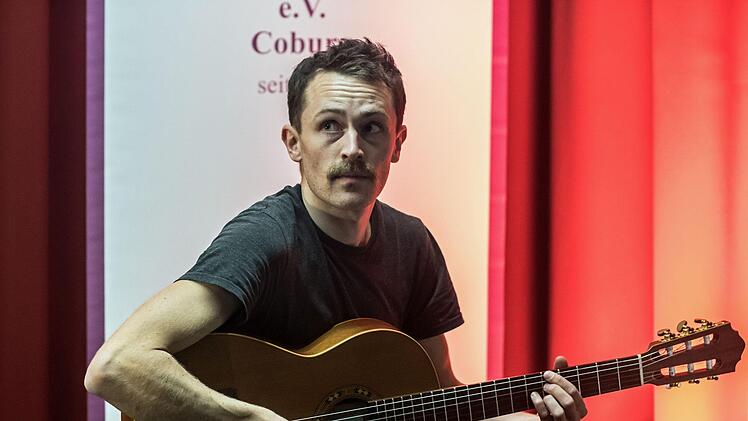 Reichlich Beifall gab es für den Ella-Fitzgerald-Abend, den Laura Mann und Florian Berndt im Foyer des neuen Coburger Wohnbau-Domizils gestalteten.Jochen Berger