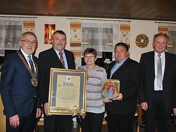 Bei der Ehrung (v. l.): Helmut Krämer, Hartmut und Lydia Klein, Johannes Harrer und Hans Göller Foto: Carmen Schwind