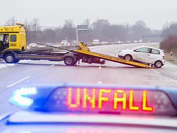 Zu mehreren Gl&auml;tteunf&auml;llen kam es am Freitag im Kreis Kulmbach. Symbolfoto: Daniel Bockwoldt/dpa