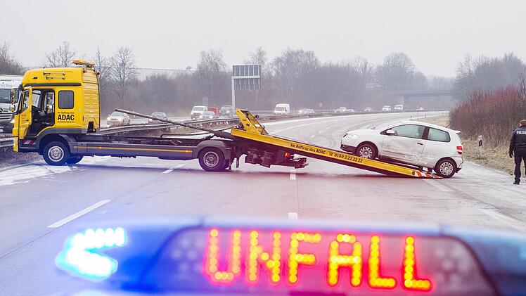 Zu mehreren Gl&auml;tteunf&auml;llen kam es am Freitag im Kreis Kulmbach. Symbolfoto: Daniel Bockwoldt/dpa