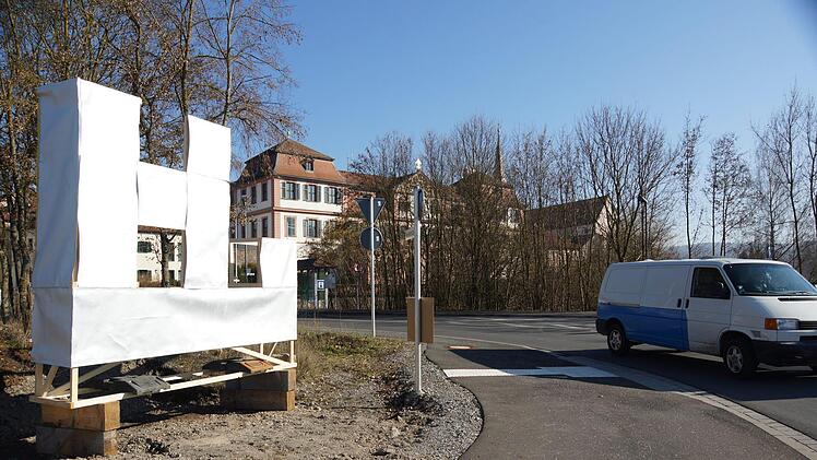 Die Größe entspricht dem künftigen Signet, das allerdings aus verschiedenfarbigen Feldern bestehen wird.  Foto: Arkadius Guzy