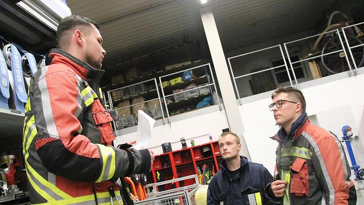 Lukas Hetzel (links) und Sebastian Jörig (rechts) besprechen die Aufgabe, die sie soeben von der Leitstelle über Funk erhalten haben.Matthias Einwag