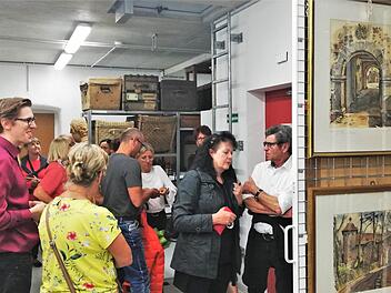 Depotverwalter Simon Hörnig (links) zeigte den Besuchern auch das Gemäldearchiv.Sigismund von Dobschütz
