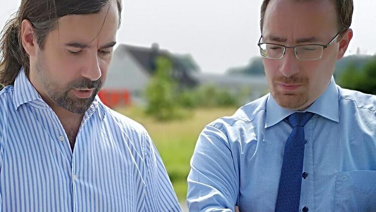 Sebastian Körber (l.) beim Ortstermin in Neunkirchen am Brand Foto: PR