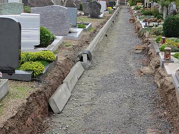 Die Arbeiten am Euerdorfer Friedhof sind im vollen Gange.  Foto: Doris Bauer