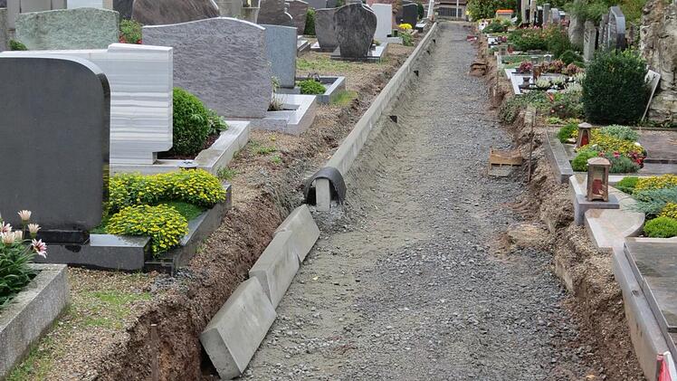 Die Arbeiten am Euerdorfer Friedhof sind im vollen Gange.  Foto: Doris Bauer