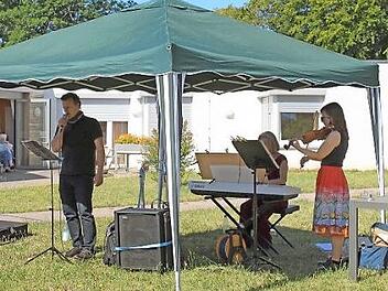 Martin Fösel, Gudrun Treutlein und Rebekka Wagner (v. l.) gestalteten das Open-Air-Konzert. Foto: privat