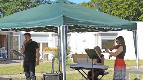 Martin Fösel, Gudrun Treutlein und Rebekka Wagner (v. l.) gestalteten das Open-Air-Konzert. Foto: privat