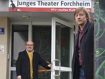 So bald wie möglich wollen Ulrich Raab (l.) und Robert Hübschmann das Junge Theater Forchheim wieder aus dem "Dornröschenschlaf" wecken. Foto: Ronald Heck