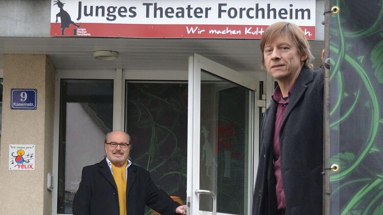 So bald wie möglich wollen Ulrich Raab (l.) und Robert Hübschmann das Junge Theater Forchheim wieder aus dem "Dornröschenschlaf" wecken. Foto: Ronald Heck