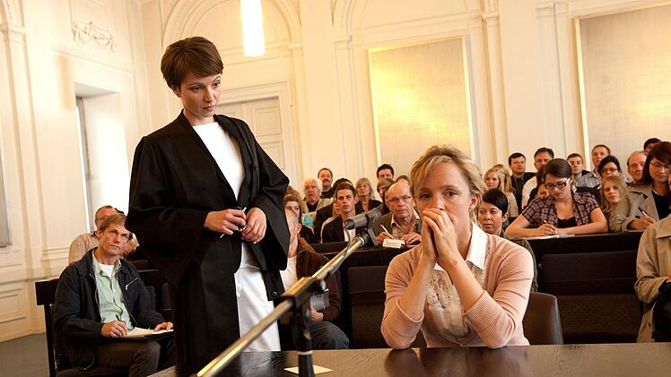 Anwältin Lea Jung (Julia Koschitz, links) setzt die Zeugin und Nebenklägerin Yvonne Schubert (Johanna Klante) unter Druck. Es soll deutlich werden, dass Yvonne sich die ganze Anklage nur ausgedacht hat.