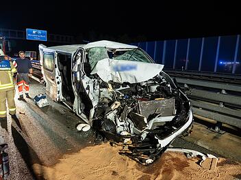 Kleintransporter kracht auf A9 im Kreis Hof in in Wohnmobil