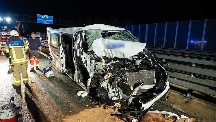 Kleintransporter kracht auf A9 im Kreis Hof in in Wohnmobil