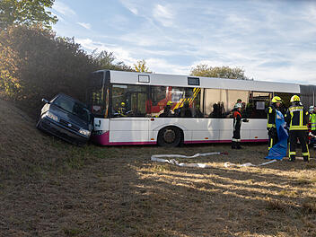 Schwerer Busunfall simuliert: Landkreis Ansbach startet in die bayerische Feuerwehraktionswoche Schwerer Busunfall simuliert: Landkreis Ansbach startet in die bayerische Feuerwehraktionswoche