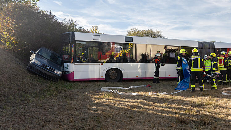 Schwerer Busunfall simuliert: Landkreis Ansbach startet in die bayerische Feuerwehraktionswoche