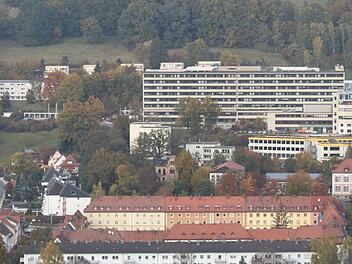Das Klinikum greift seine Parkhauspläne für das Hanggrundstück oberhalb der Albrech-Dürer-Straße (links) wieder auf. Die Anwohner wollen erneut dagegen vorgehen. Foto: Stephan Tiroch