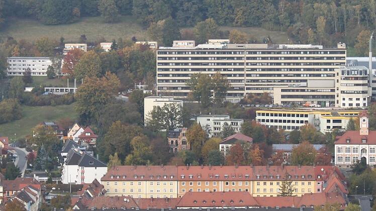 Das Klinikum greift seine Parkhauspläne für das Hanggrundstück oberhalb der Albrech-Dürer-Straße (links) wieder auf. Die Anwohner wollen erneut dagegen vorgehen. Foto: Stephan Tiroch