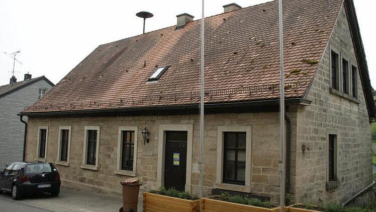 Das Armin-Knab-Haus, Neuschleichachs Gemeinschaftshaus, braucht eine energetische Sanierung - im Idealfall mit Zuschuss der Dorferneuerung. In der Bürgerversammlung am Donnerstagabend wurden die Möglichkeiten für eine Verbesserung der Situation diskutiert. Foto: Sabine Weinbeer