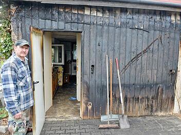 In der Kleingartenanlage Coburger Straße hat es am Samstag gebrannt. Robert Mempas Häuschen (Bild) ist schwer beschädigt. Noch härter hat es seinen Freund Wolfgang Weiß getroffen: Dessen Laube ist komplett niedergebrannt. Foto: Ronald Rinklef