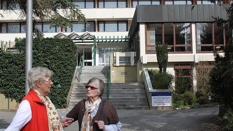 Rosemarie Wagner und Gerda Martin wollten wissen, was aus dem VdK-Kurzentrum geworden ist. Foto: Thomas Mäuser