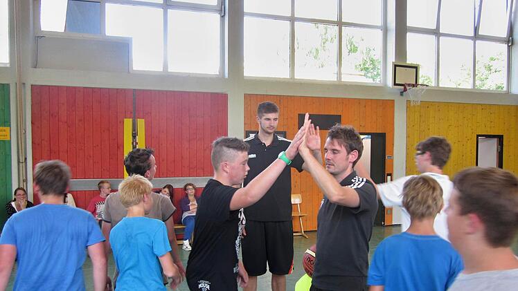 Sebastian Böhnlein, Schulkoordinator der Brose Baskets (Mitte rechts) und NBBL Nachwuchsspieler Leon Kratzer vom ProA-Team Baunach und (Mitte hinten), beim Trainingsprogramm zur Steigerung der Teamfähigkeit.  Foto: Helmut Will