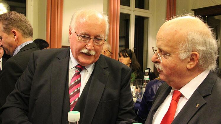 Regierungspräsident Wilhelm Wenning im Gespräch mit Thomas Kaeser, Präsident der bayerischen Metallarbeitgeber.