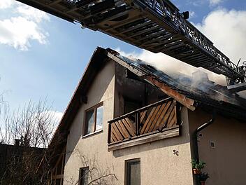 Bei den Löscharbeiten am Haus von OB Frank Rebhan  Foto: privat